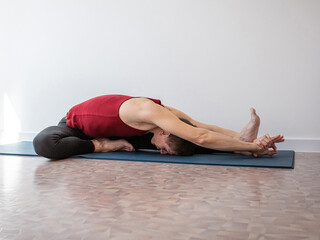 Джану Ширшасана: Наклон головы к колену