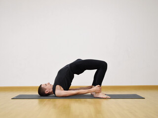 Дви Пада Питхасана (поза двуногой скамьи) Дви Пада Питхасана (поза двуногой скамьи)