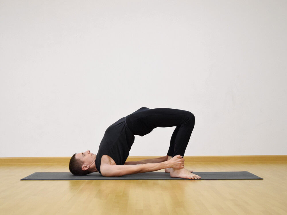 Дви Пада Питхасана (поза двуногой скамьи) Дви Пада Питхасана (поза двуногой скамьи)