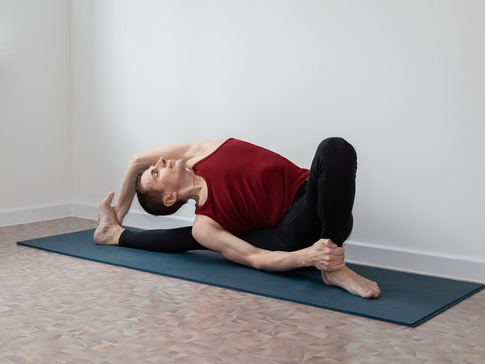 Паривритта Джану Ширшасана (со стопой на полу)